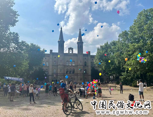 德国柏林民众放飞气球抗议北约军演 呼吁和平解决冲突